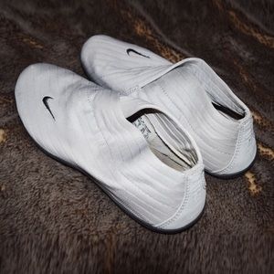 White Nike flat athletic shoes